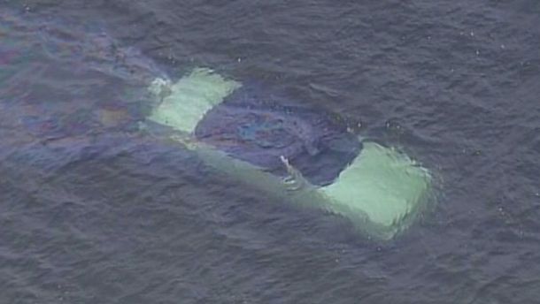 Bystanders help police, firefighter rescue man from submerged car