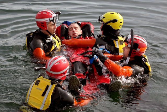 Bremerton firefighters dive in to water rescue drill