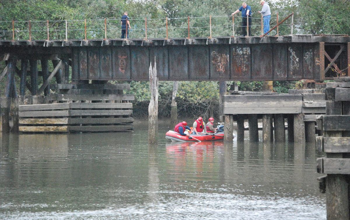 Man jumps into river to avoid police